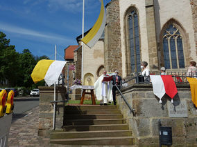 Erteilung des eucharistischen Wettersegens vor der Stadtpfarrkirche St. Crescentius